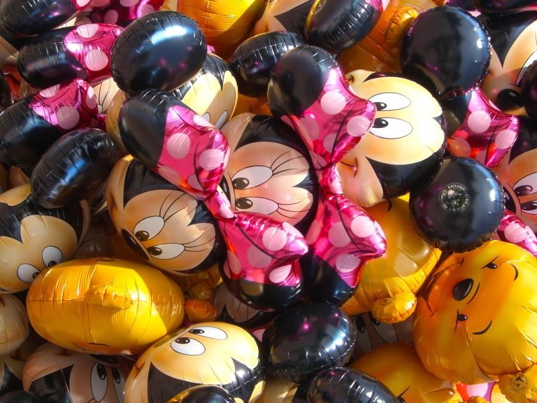 Cat costa biletele de intrare la Disneyland Paris?